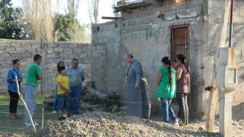 El Obispo visitó a feriantes y presidió la procesión en el barrio Santa Marta