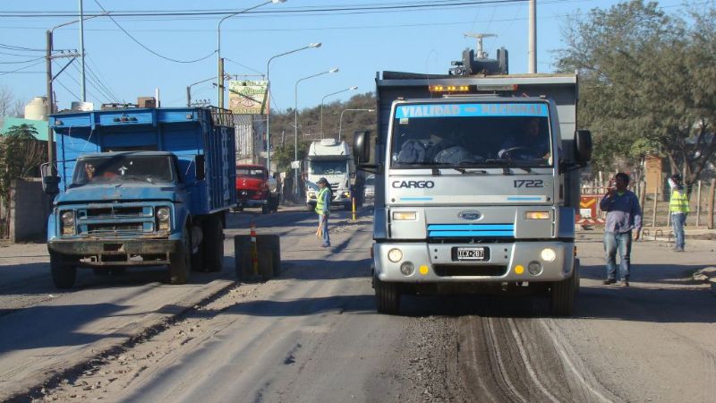 Corrigen deformaciones en calzada en la ruta 157