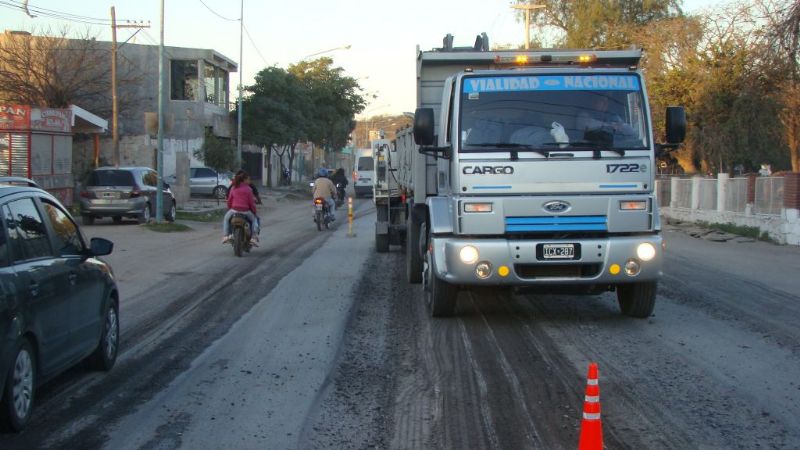 Corrigen deformaciones en calzada en la ruta 157