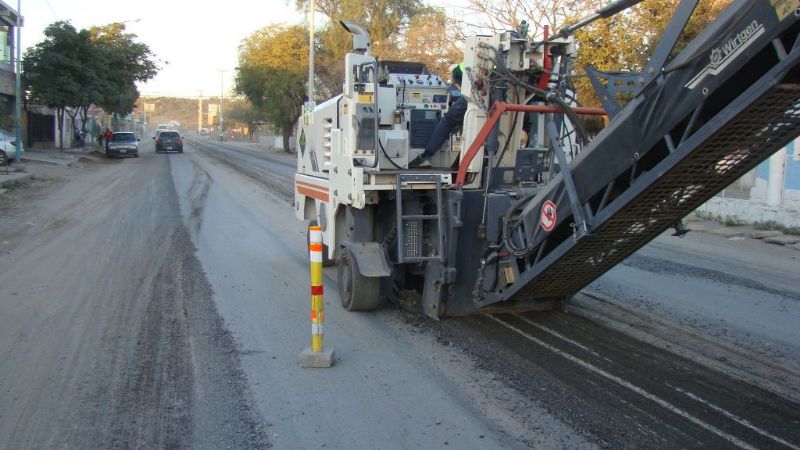 Corrigen deformaciones en calzada en la ruta 157