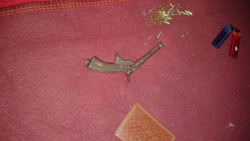 Moto y arma secuestradas, y dos sujetos detenidos tras registro domiciliario