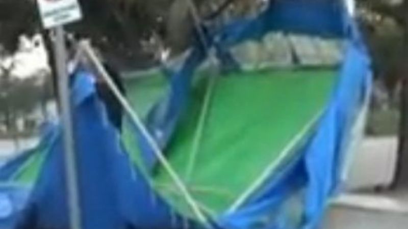 El viento voló una carpa de promoción en la Plaza