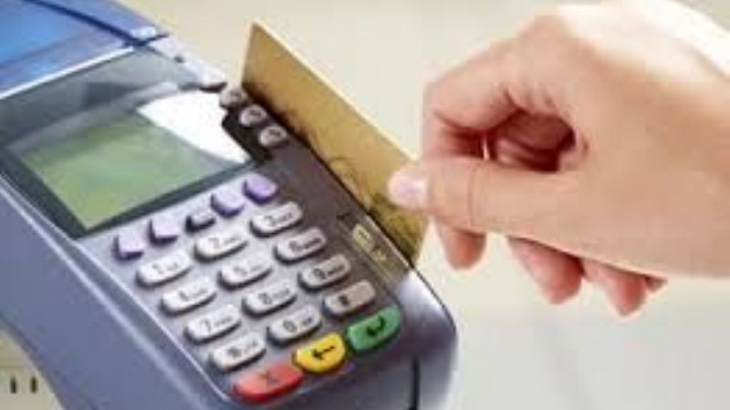 Mujer realizaba compras con tarjetas de créditos robadas