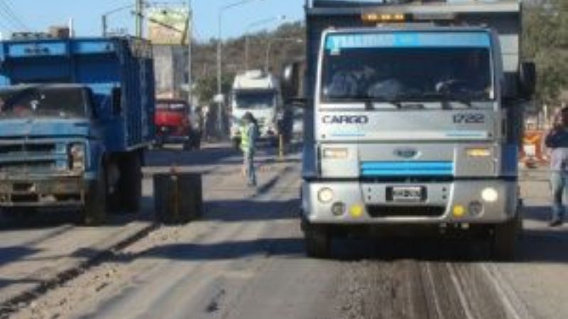 La Ruta 157 con media calzada en el sector de Recreo
