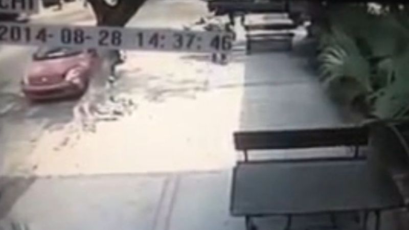 Video: se salvó de morir por buscar un chupete