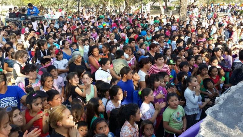 Una multitud en la fiesta para los niños de Valle Viejo