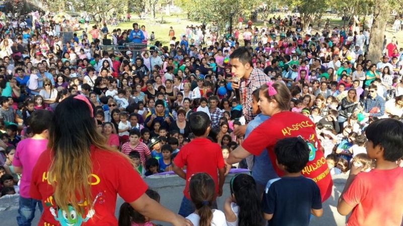 Una multitud en la fiesta para los niños de Valle Viejo