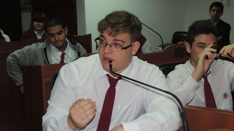 Alumnos simulan sesión y aprueban proyectos en el Senado camino a un Estado Inteligente