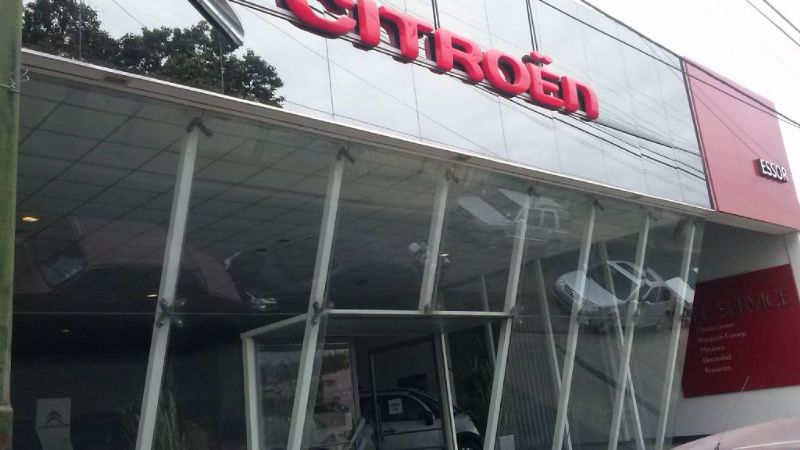 Destrozos y robo en la concesionaria de Citröen