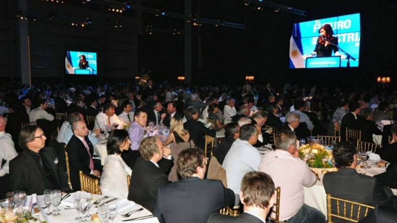 Lucía junto a Cristina en la Cena del Día de la Industria