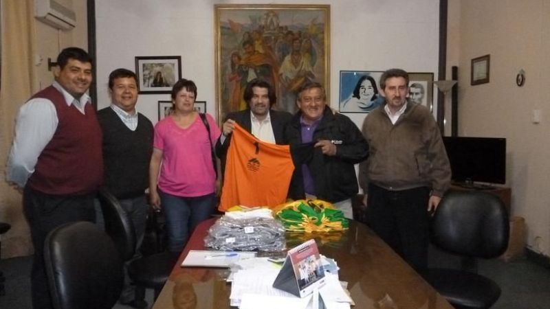 Ariza entregó camisetas deportivas a profesores