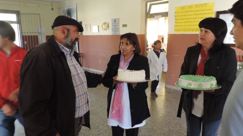 León Mendoza presente en el Día del Maestro