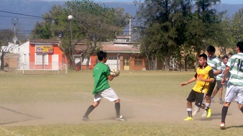 Intensa acción de Liga Universitaria por el torneo Anual