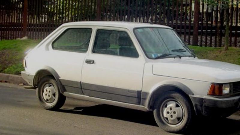 Chocó el auto de su mamá y robó otro igual para que no lo retaran