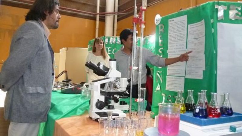 Ariza recorrió la Feria de Ciencias
