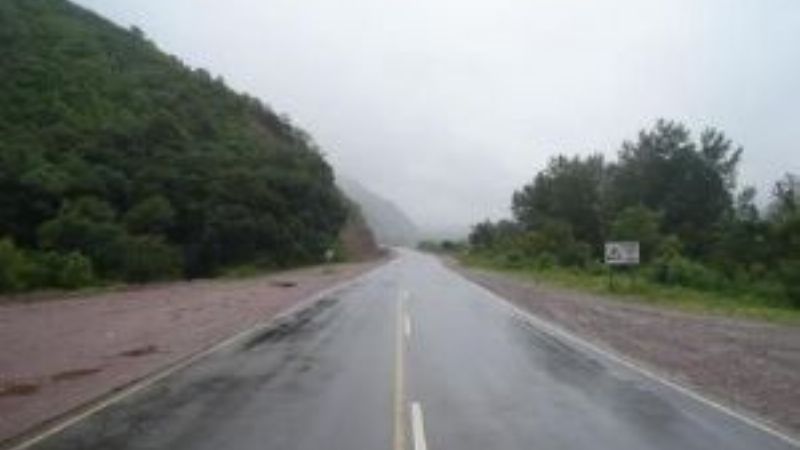 Advierten por calzadas húmedas a raíz de la lluvia de anoche