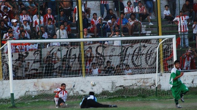 Ferro se arrimó a la punta, que hoy defienden Tesho y Sarmiento