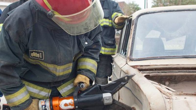 Capacitan a bomberos en rescate vehicular