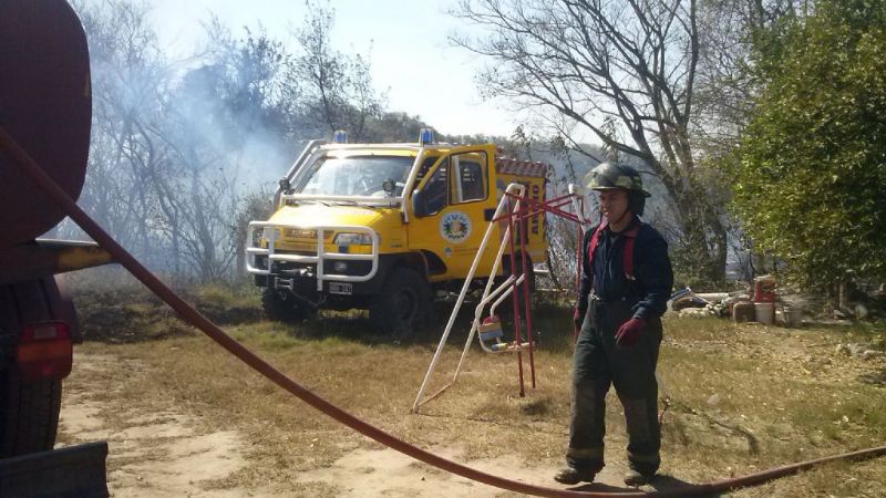 Ardieron los pastizales de un baldío en Valle Viejo