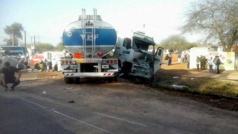 Al menos 10 muertos al chocar un camión y una combi