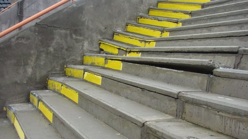 “El estadio está cediendo, pero no corre riesgo de derrumbe”