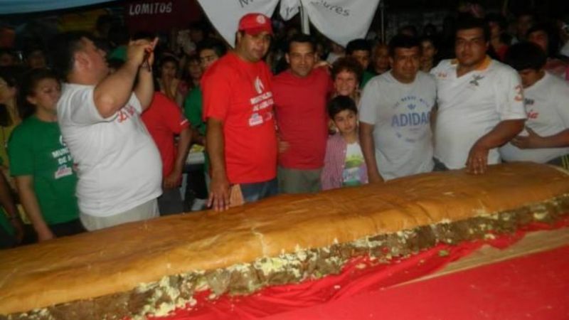 En Aguilares, hicieron el sándwich de milanesa más grande del mundo