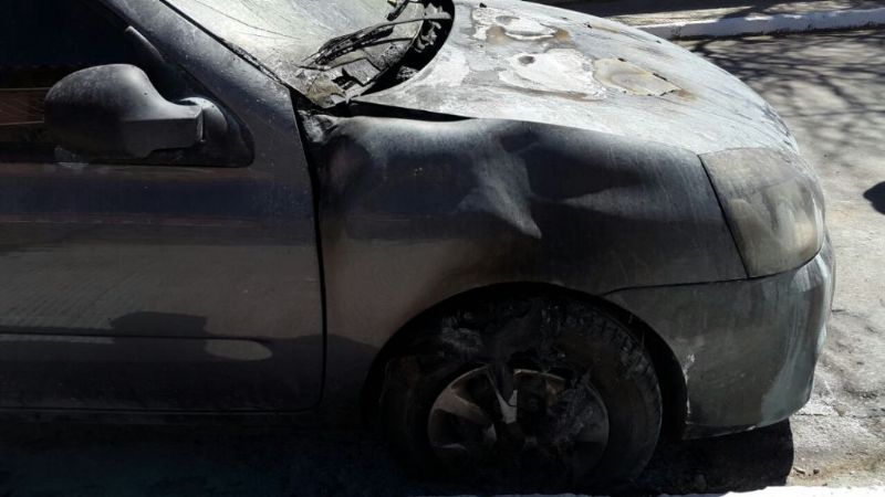 Hay dos detenidos por el incendio intencional al auto de un comerciante
