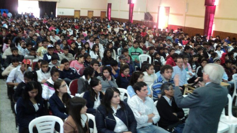 Con un salón colmado de estudiantes secundarios, arrancó la capacitación minera