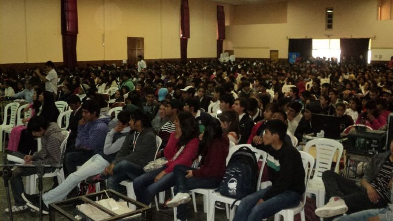 Con un salón colmado de estudiantes secundarios, arrancó la capacitación minera