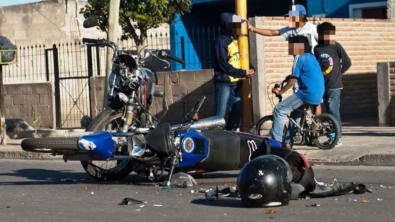 Dos motociclistas inconcientes tras un choque