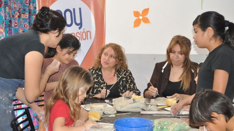 Máscaras de cerámica, vestuario y carnavalito