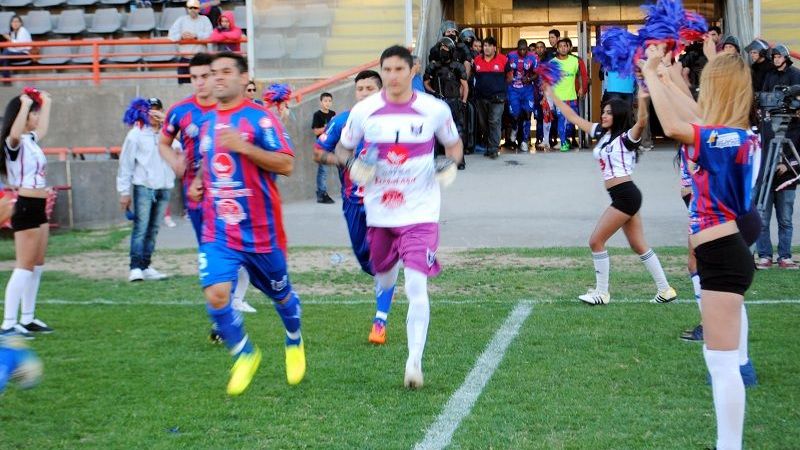 El “Santo” va por un triunfo que sostenga la ilusión