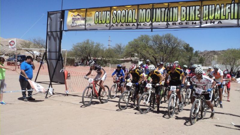 Invasión de bikers en Hualfín