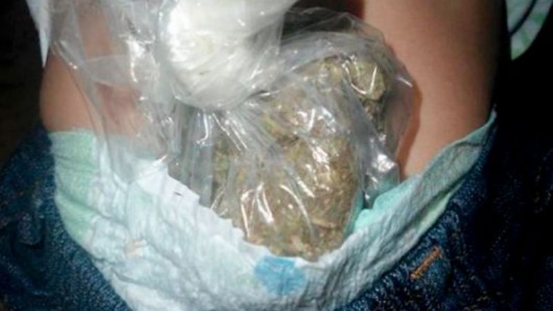 Encuentran droga en el pañal de un niño
