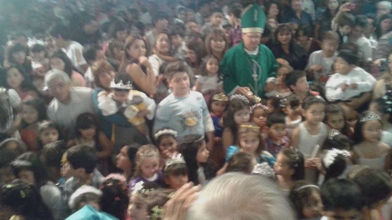 Más de 200 niños y niñas renovaron sus promesas bautismales a los pies de la Virgen