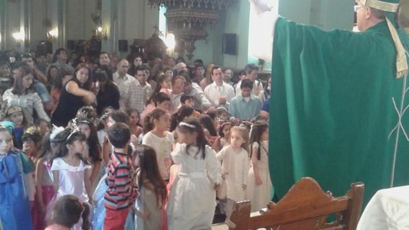 Más de 200 niños y niñas renovaron sus promesas bautismales a los pies de la Virgen