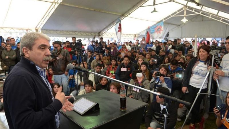 Lucía y Aníbal Fernández abrieron la Jornada de la Juventud