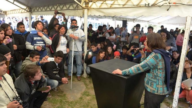 Lucía y Aníbal Fernández abrieron la Jornada de la Juventud
