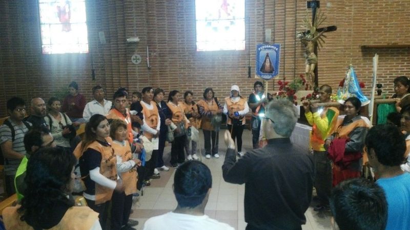 Santamarianos partieron caminando hacia Salta