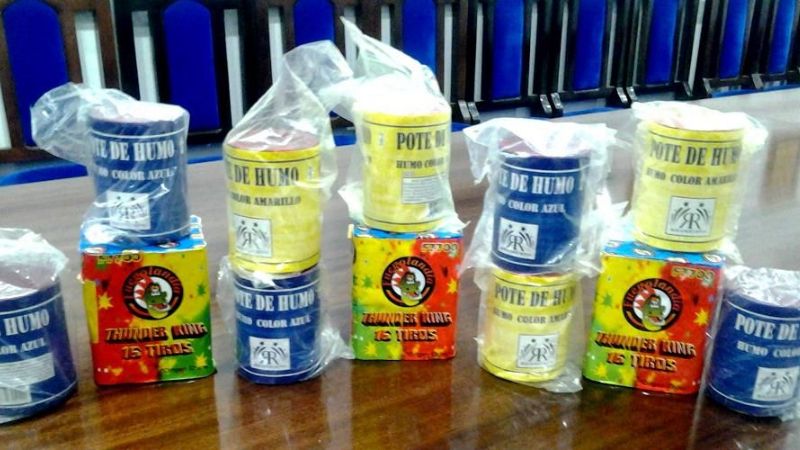 Secuestran pirotecnia del vestuario de Policial