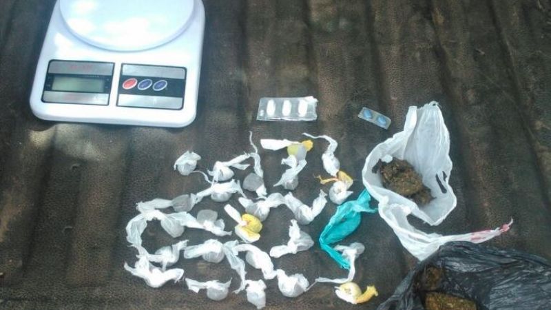 Secuestran 25 envoltorios y dos trozos de marihuana
