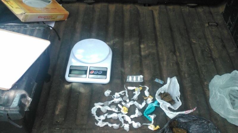 Secuestran 25 envoltorios y dos trozos de marihuana