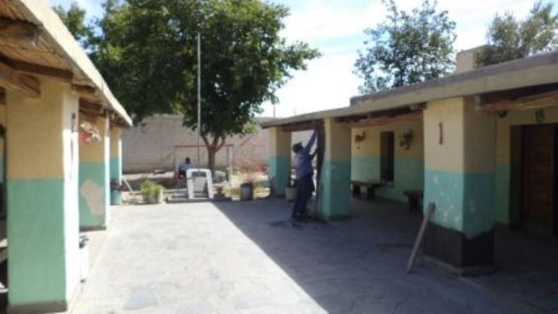 Tareas de mantenimiento en la escuela municipal de Santa María