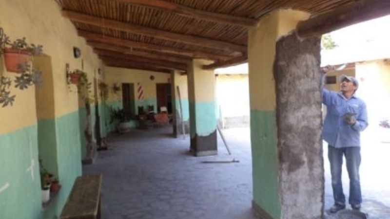 Tareas de mantenimiento en la escuela municipal de Santa María