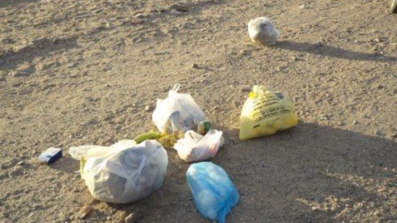 Irresponsabilidad de vecinos: Siguen arrojando basura a la vía pública
