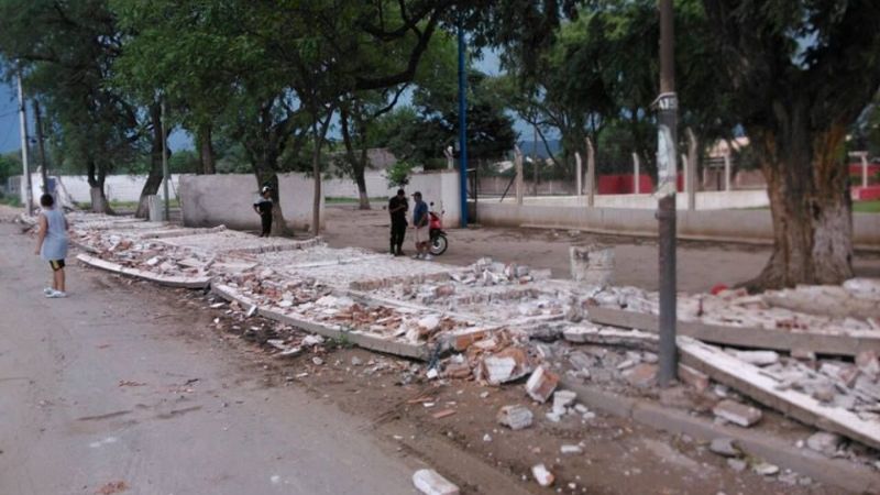 Se cayó una de las paredes laterales de la Liga Chacarera