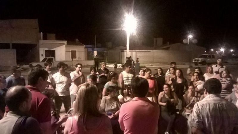 Encuentro entre funcionarios y vecinos del barrio 20 viviendas Norte