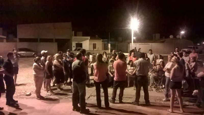Encuentro entre funcionarios y vecinos del barrio 20 viviendas Norte