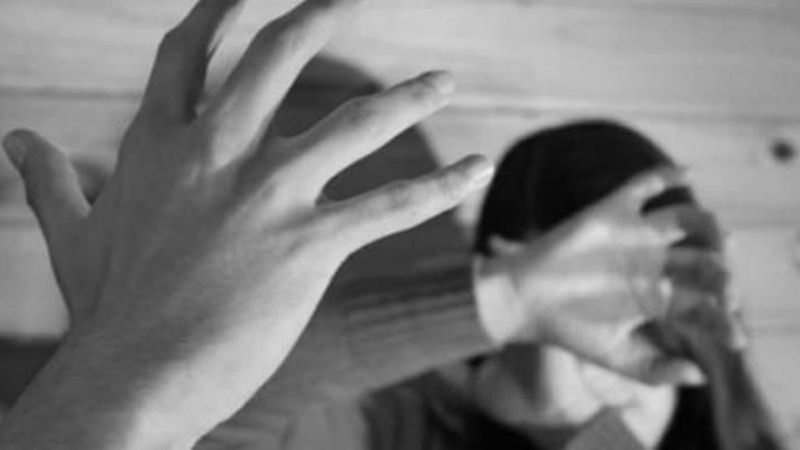 Golpeó a su mujer embarazada y su amiga