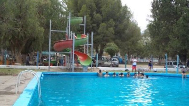Completan montaje del tobogán acuático en el camping municipal